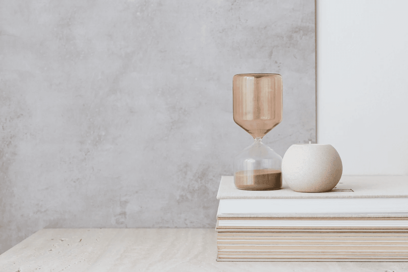 Environnement de travail minimaliste et apaisant pour créatrices