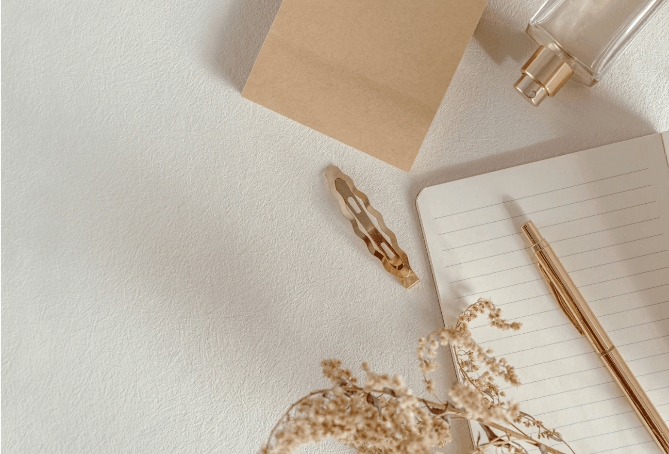 Espace de travail créatif féminin avec ordinateur et café - Rosanova Éditions