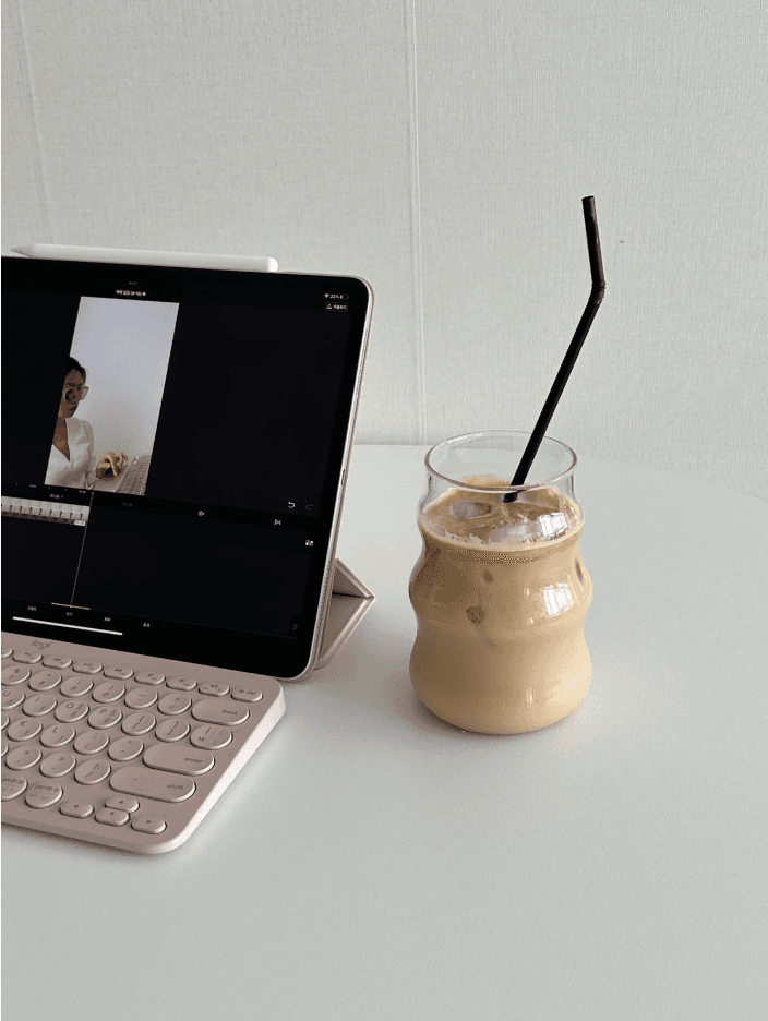 Femme créatrice travaillant avec confiance - Support Rosanova Éditions