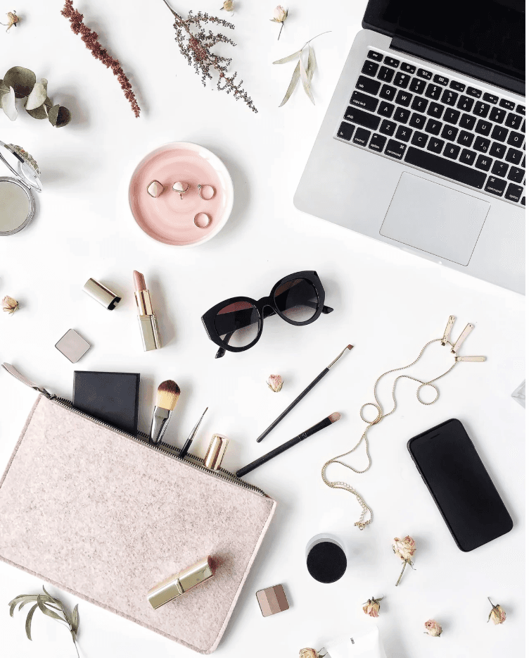 Femme créatrice travaillant avec inspiration et sérénité